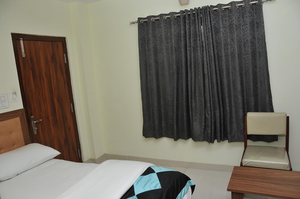 Hotel Pasupala Grand Анантапур Екстериор снимка